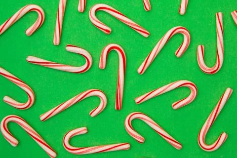 A Candy Cane Background on a Green Background Stock-Fotos