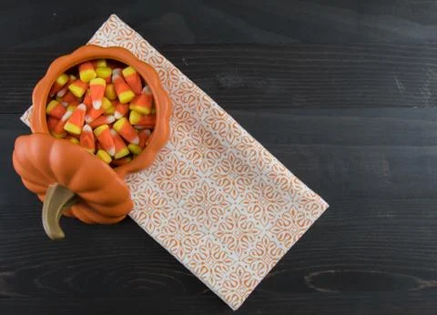 Candy Corn in Ceramic Pumpkin with Napkin 库存照片