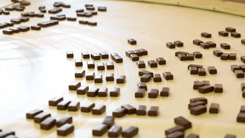 Candy covered by chocolate glaze on conveyor belt of production line. Vídeos de archivo 297873232