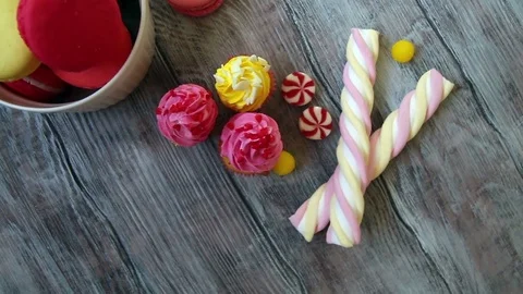 Candy, cupcakes and macaroons Vídeo Stock 71797366