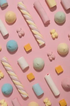 Candy pattern made of fluffy marshmallows and gummy bears. Pastel pink flat l Foto stock
