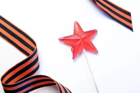 Candy in the shape of a star, a red candy on a stick, Foto stock