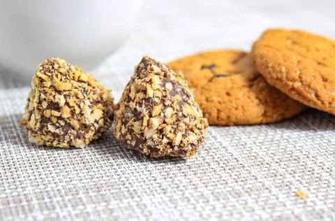 Candy truffle close-up on the table with oatmeal cookies in the background. Foto stock