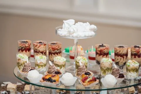 Candybar in a restaurant. Decorated white table fool of sweet pastry Foto stock
