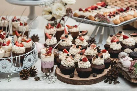 Candybar in a restaurant. Decorated white table fool of sweet pastry Foto stock