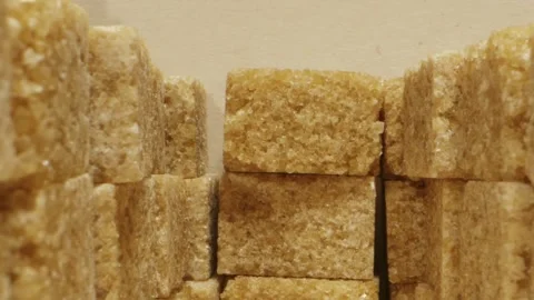 Cane brown sugar in cubes texture close-up macro.Natural sweet food additive. 库存影片 261062334