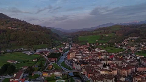 Cangas de Onis Hyperlapse Asturias Spain Mountain Village Aerial 動画素材 337903976