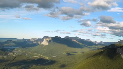 Canmore mountain range in Alberta Canada, Panoramic Right to Left, Handheld Vidéo 115820002