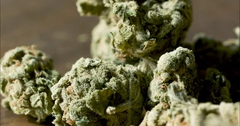 Cannabis-buds-table-lockoff-closeup 스톡 동영상 95412890