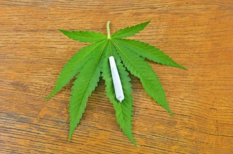 Cannabis leaf with joint Foto stock