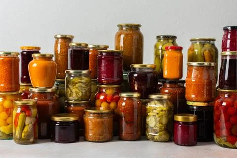 Canning is a common activity in the kitchen as jars filled with vegetables .. Foto stock