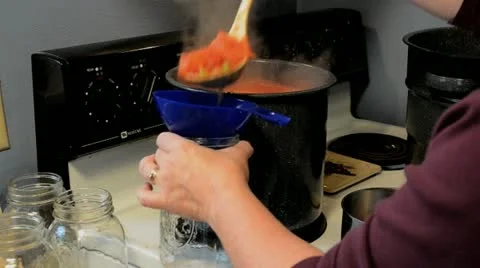 Canning TomatoesWideFillJars Stockbeeldmateriaal 20495905