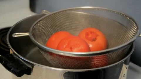 CanningTomatoes Into Boiling Water Vidéo 20495898