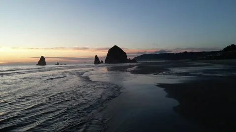 Cannon Beach and Haystack Rock in Oregon 7 스톡 동영상 332071594