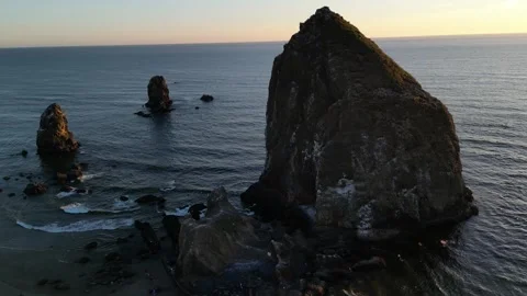 Cannon Beach and Haystack Rock in Oregon 6 Vídeos de archivo 332071595