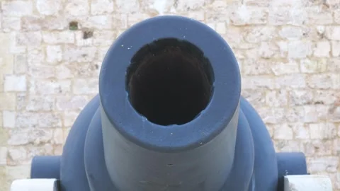 Cannon muzzle close up fort st elmo rifled bore gun barrel limestone wall Vídeo Stock 341774722