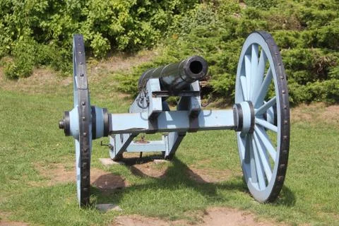A cannon sits in a park Stockfoto's