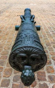 Cannons at Les Invalides museum complex in Paris, France burial site for Fran Foto stock