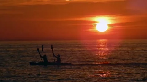 Canoe going by in ocean during sunset Vídeos de archivo 45520421