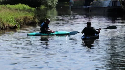 Canoe lesson on canal Video stock 134934931