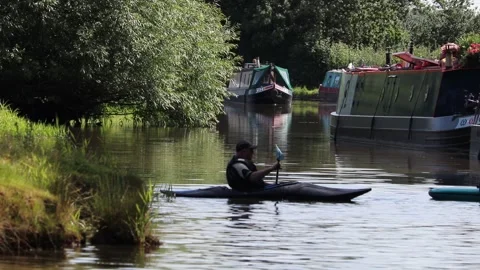 Canoe lesson on canal Video stock 134934978