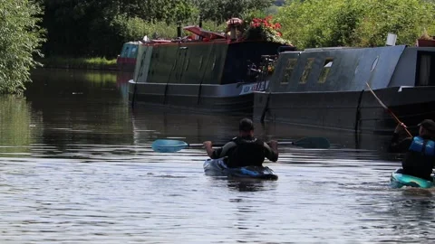 Canoe lesson on canal Video stock 134934982