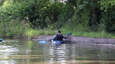 Canoe lesson on canal 库存影片 134935010