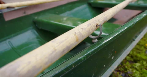 Canoe oar attach on old dark green canoe Vídeo Stock 130929146
