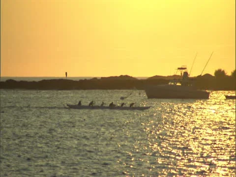 Canoe Paddlers at Sunset Video stock 22243765