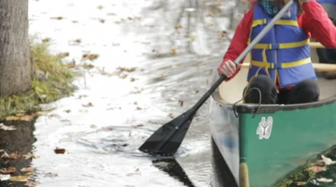 Canoe pulling away from river bank. Vídeo Stock 40463277