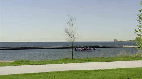 Canoeing lessons on the lake. 4K UHD. Stockbeeldmateriaal 50567097