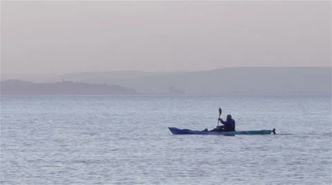 Canoer padding on the calm sea Vídeo Stock 41435963