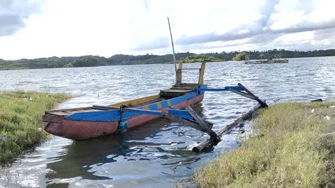 Canoes floating on the edge of the dam. Stock-Footage 262064350