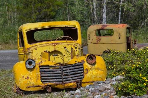 Canol road An array of abandoned rusty post war trucks that lay rusting aw... Foto stock