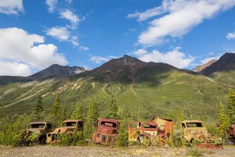 Canol road An array of abandoned rusty post war trucks that lay rusting aw... Foto stock