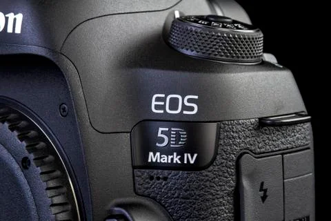 Canon 5D Mark IV camera on black Stockfoto's