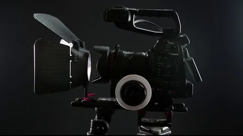 Canon C100 Camera Rig in Studio Vídeo Stock 72972838