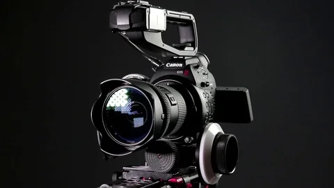 Canon C100 Studio Rotating Vídeo Stock 72972902