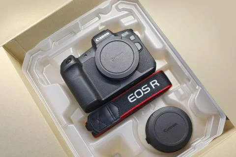 Canon EOS R camera unboxing Stock Photos