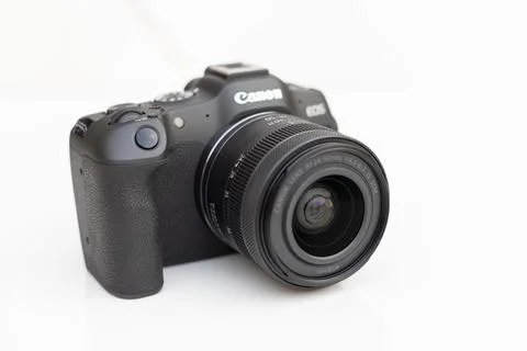 The Canon EOS R8 mirrrorless camera with interchangeable canon RF 24- 50 lens Stockfoto's