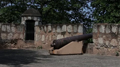 Canon on the Old Colonial Wall Видео 40588987