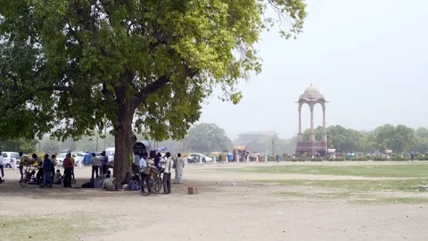 Canopy monument behind India Gate, people in park, New Delhi, India Vidéo 72335342