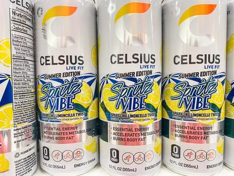 Cans of Celsius Summer Edition Spritz Vibe energy drink on a shelf - August.. 스톡 사진
