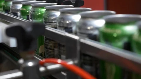 Cans of microbrew beer pass on processing assembly line. Video stock 100650431
