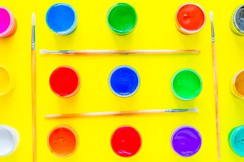 Cans of multi-colored paint all over the image, their rows are separated by Stock-Fotos