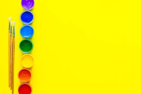 Cans of paint stand in a line on the side, the colors are displayed in the order Stock-Fotos