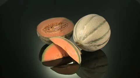 CANTALOUPE MELON  BEING PREPARED  ON A KITCHEN WORKTOP Vidéo 59006201