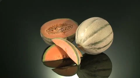 CANTALOUPE MELON  BEING PREPARED  ON A KITCHEN WORKTOP Vidéo 59006311