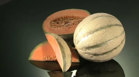  CANTALOUPE MELON  BEING PREPARED  ON A KITCHEN WORKTOP Vidéo 59006347