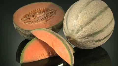 CANTALOUPE MELON  BEING PREPARED  ON A KITCHEN WORKTOP Vidéo 59006375